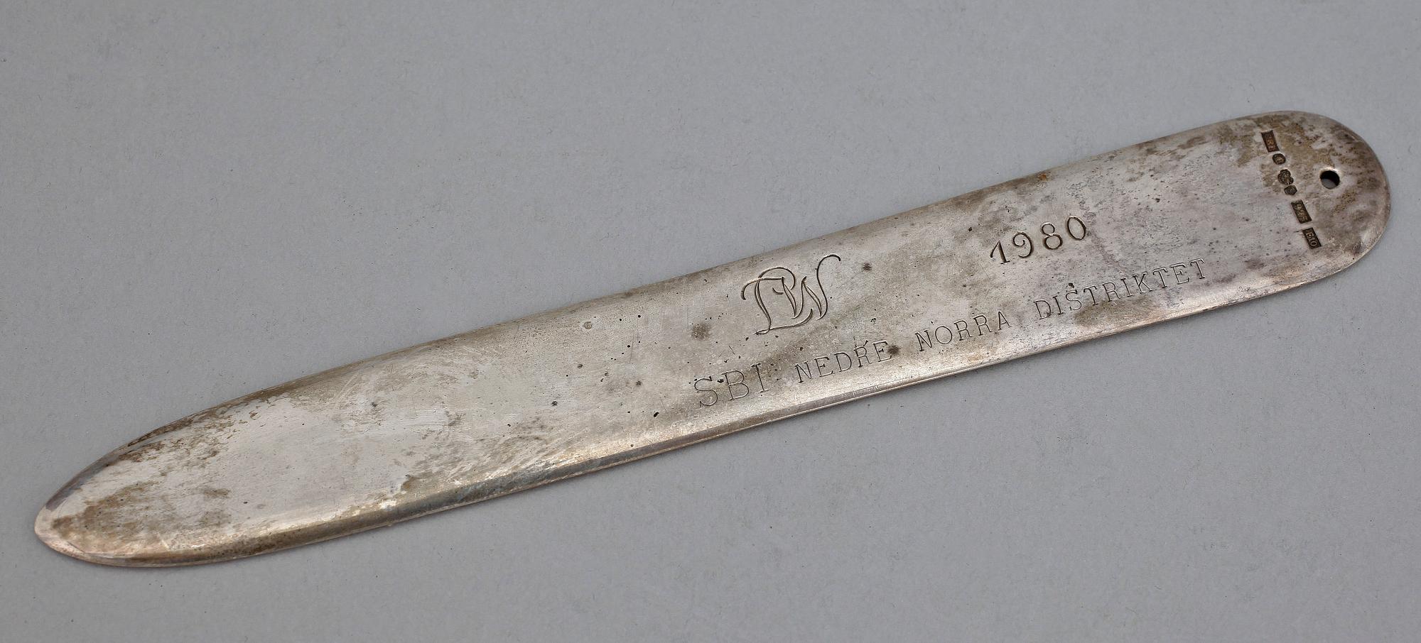 VAS samt BREVKNIV, sterlingsilver, bla Karl-Erik Lindholm, Bollnäs, 1980. Tot vikt ca 263.