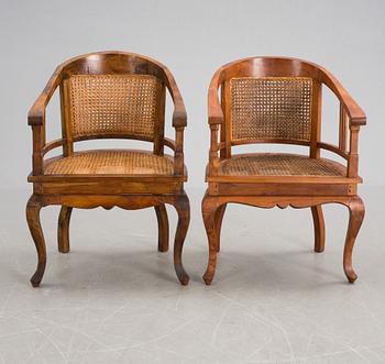 KARMSTOLAR, ett par, kolonial stil. Modern tillverkning.