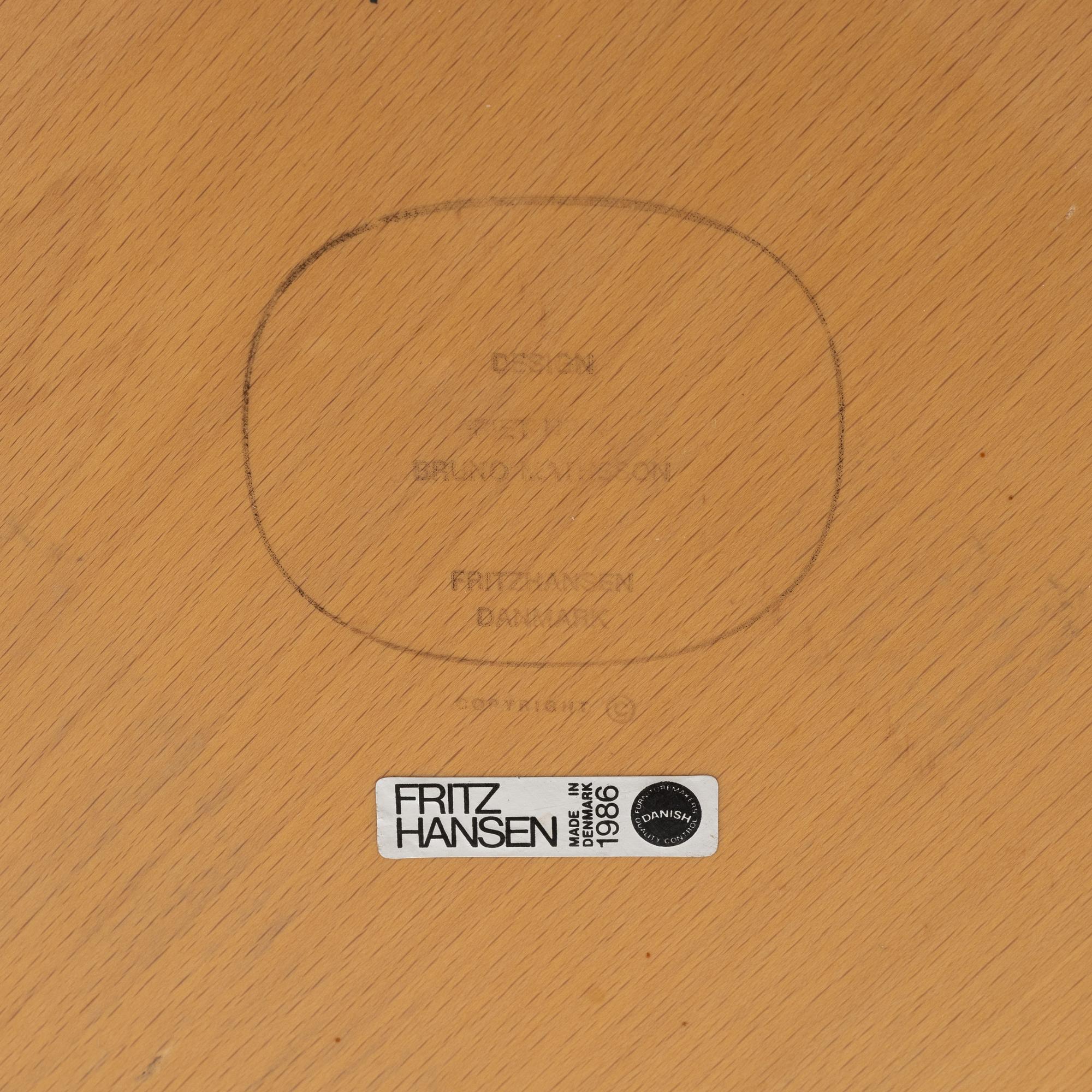 Bruno Mathsson & Piet Hein, matbord, "Supercirkel", Fritz Hansen, Danmark 1996.