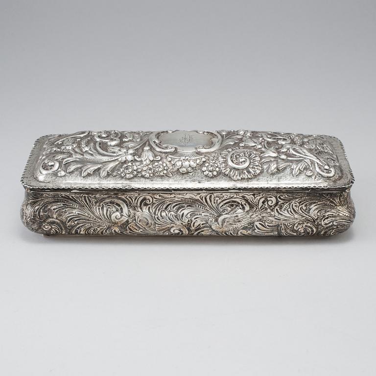 AN ENGLISH VICTORIAN SILVER BOX, London 1887. Weight with loose bottom ca 630 g.
