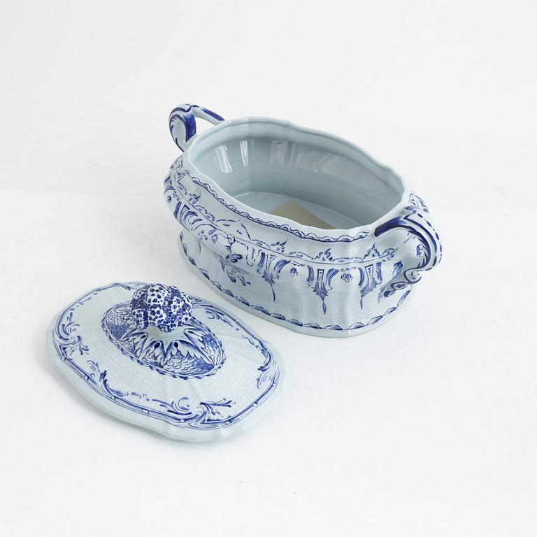 Tureen, porcelain, after an original from 1758, Rörstrand, 1976.