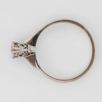 RING, 18K vitguld med briljantslipad diamant 0.40 ct. Vikt 3 g.