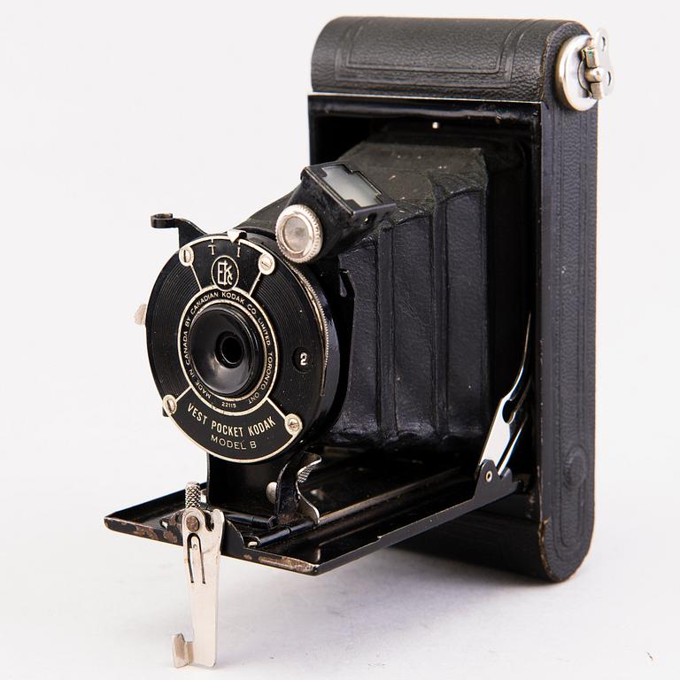 Set of five cameras, with accessories, 1920-50-tal.