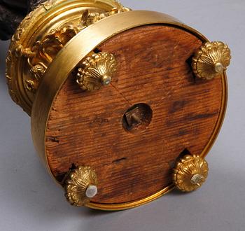 BORDSPENDYL med KANDELABRAR, ett par, Louis XV-stil, 1800-tal.