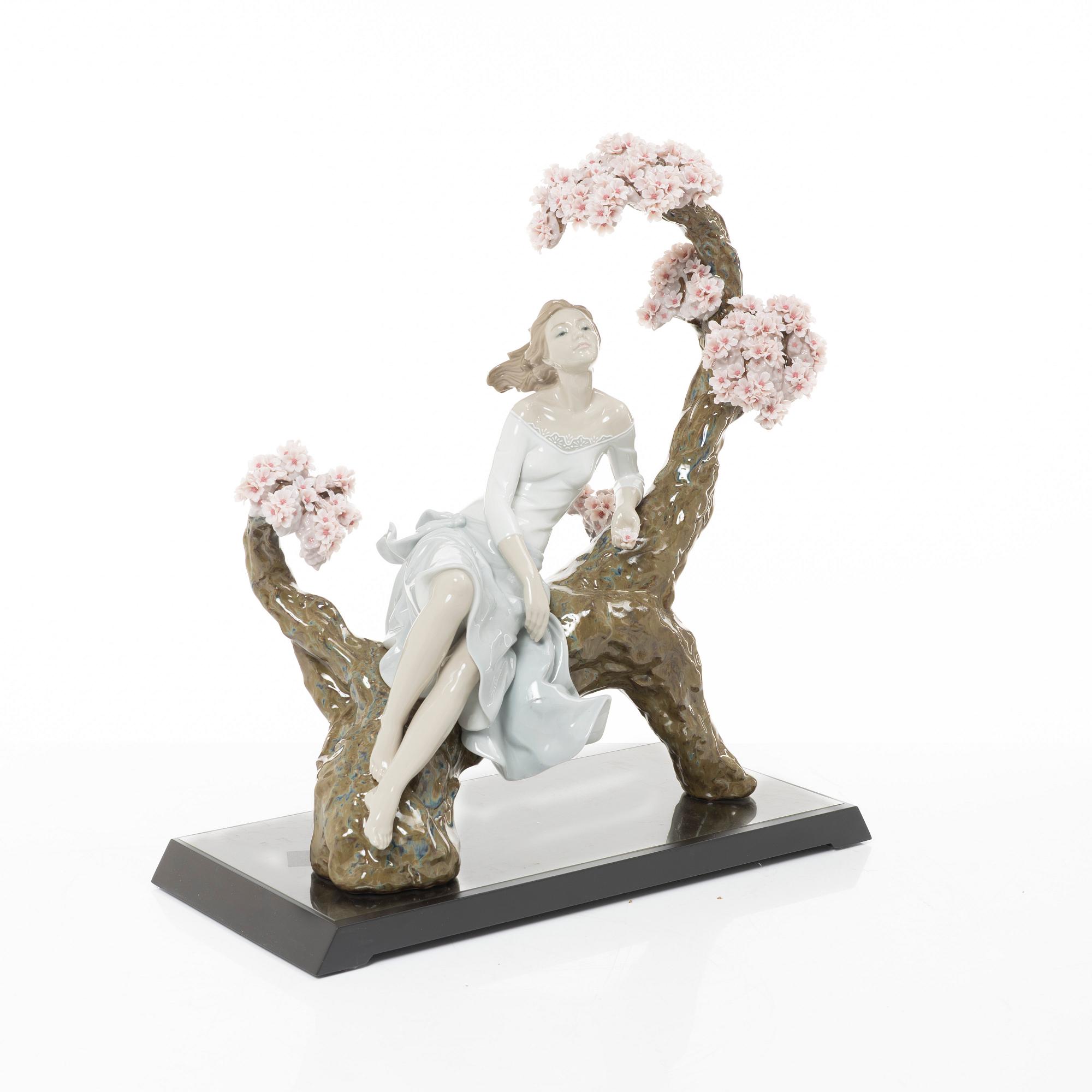 Joan Coderch, figurine, "Sweet scent of blossoms", Lladró, Spain.