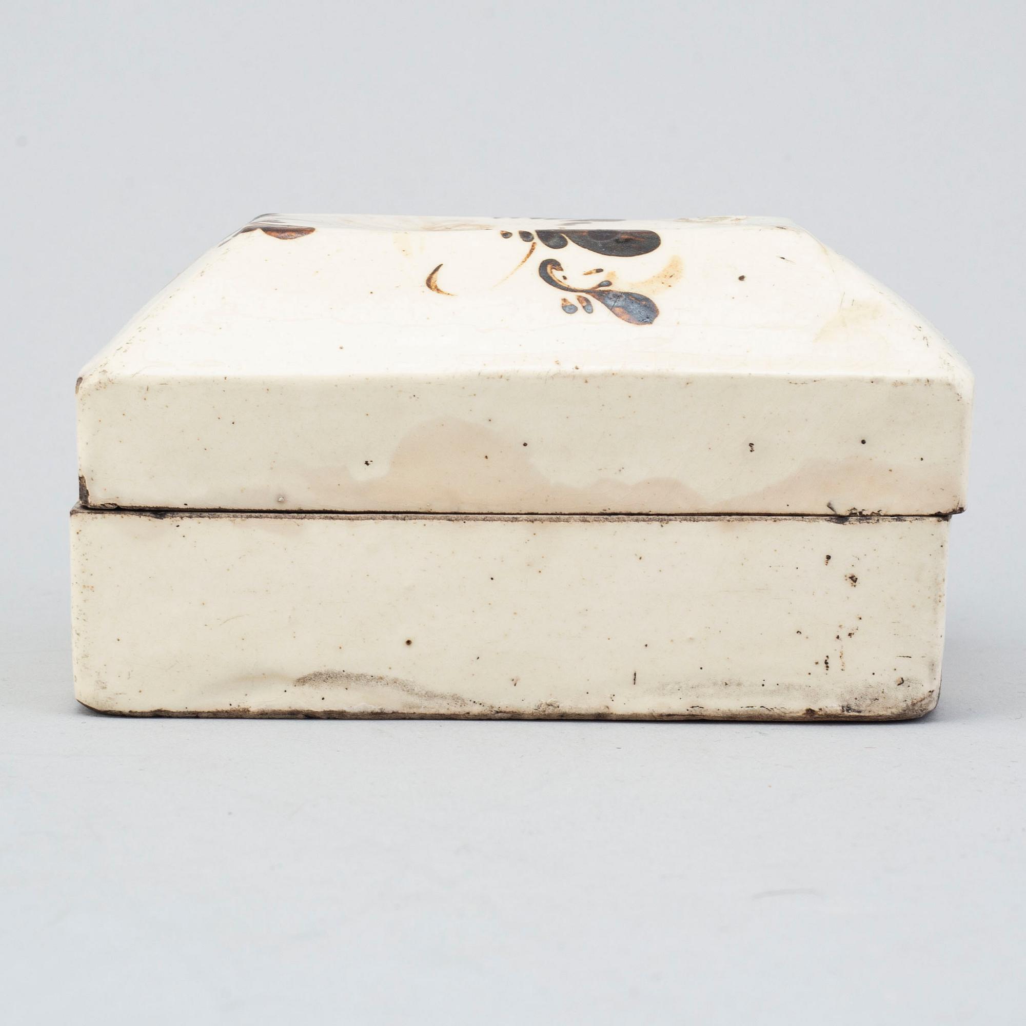 A ceramic glazed jar with cover, Qing dynasty, 18th/19th century.