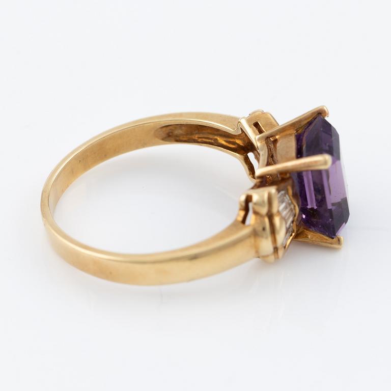 Ring in 18K gold with amethyst and baguette-cut diamonds.