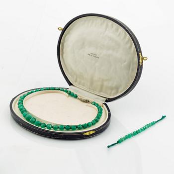 Collier med doserade fasettslipade smaragder.
