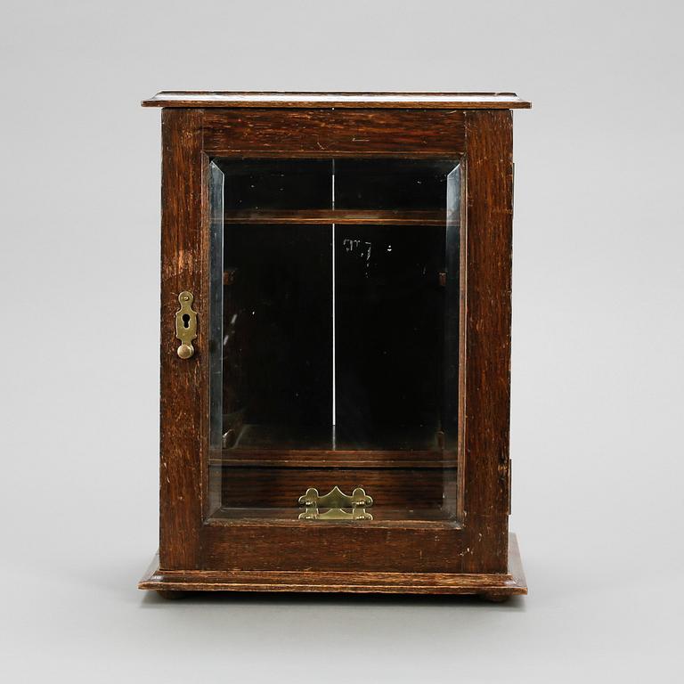 VITRINSKÅP, 1900-talets början.