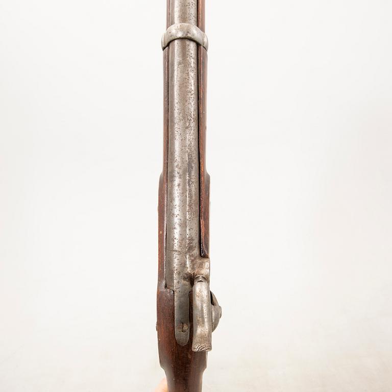 A British percussion gun, probably a shortened 1853 pattern.