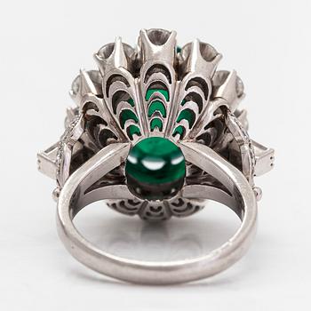 Sormus, platinaa, ovaali cabochon-hiottu smaragdi n. 8.50 ct, sekä timantteja yhteensä 2.84 ct todistuksen mukaan.