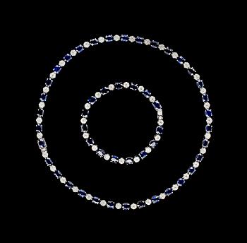 1069. A blue sapphire and diamond necklace and bracelet, tot. app. 5 cts of diamonds.