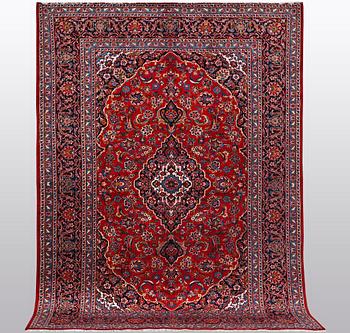 A carpet, Kashan, ca 370 x 267 cm.