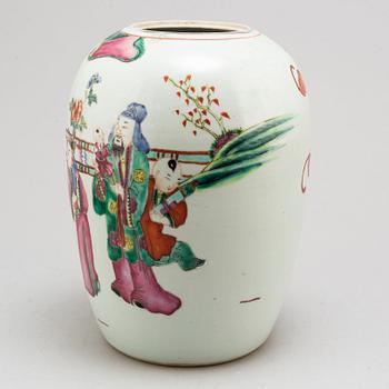 A Chinese porcelain jar, late Qing dynasty, circa 1900.