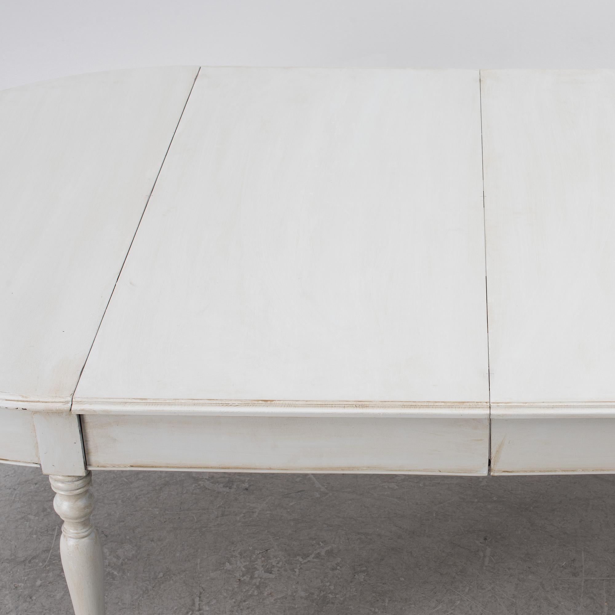 A late 19th century dining table.