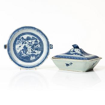 A warming stand and covered bowl, porcelain, China, 19th century.
