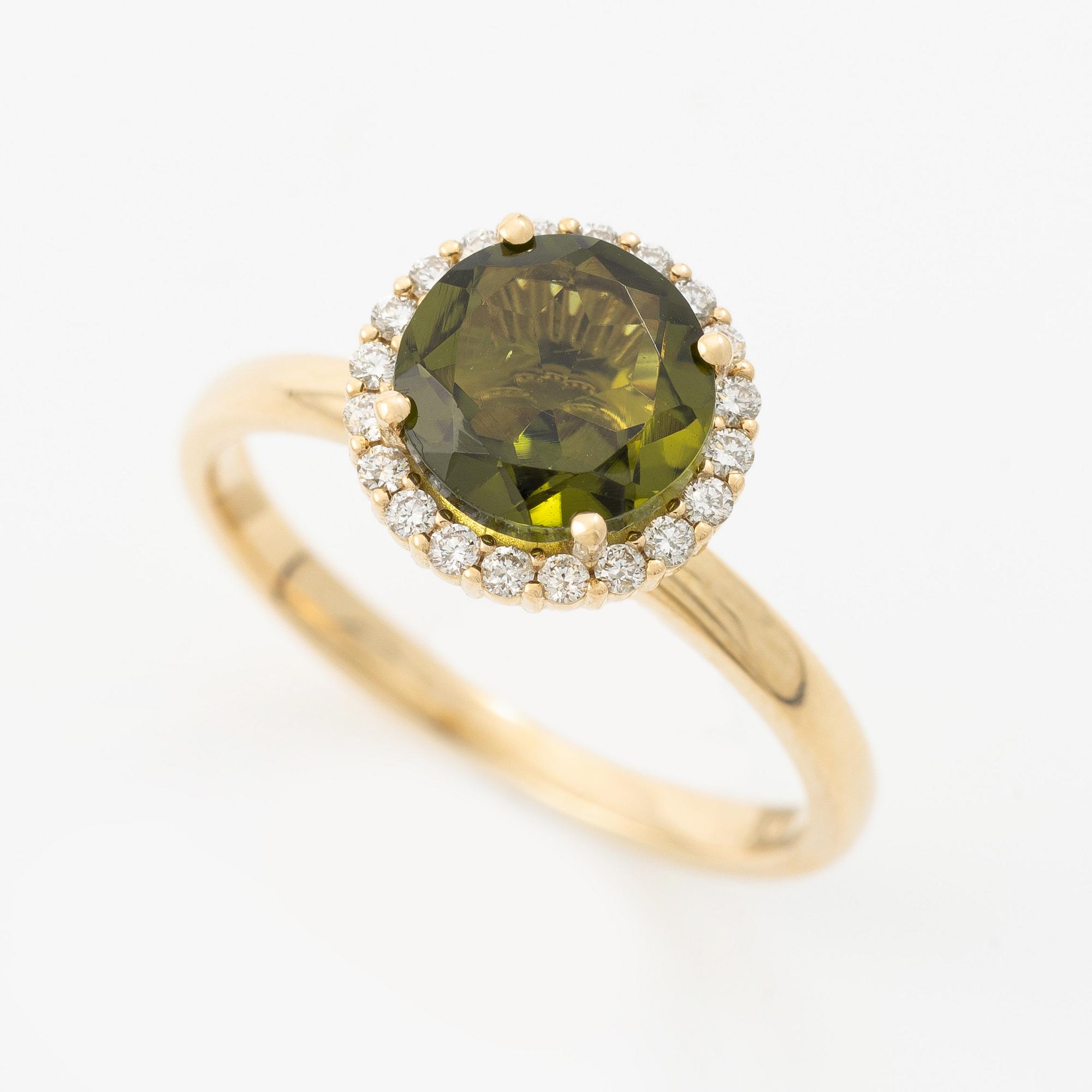 Ring 14K gold with green tourmaline and brilliant-cut diamonds.