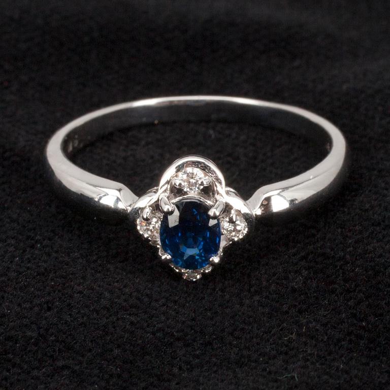 RING, vitguld 18K, 4 små diamanter, safir i mitten. Vikt 3,5 g.