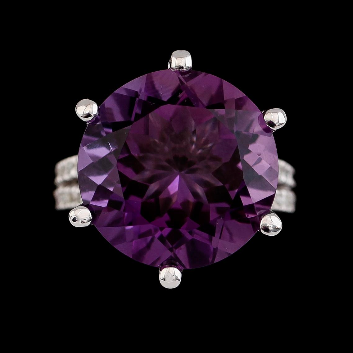 RING, 18K vitguld, briljantslipade diamanter och ametist ca 12.00 ct. Total vikt ca 11 g.