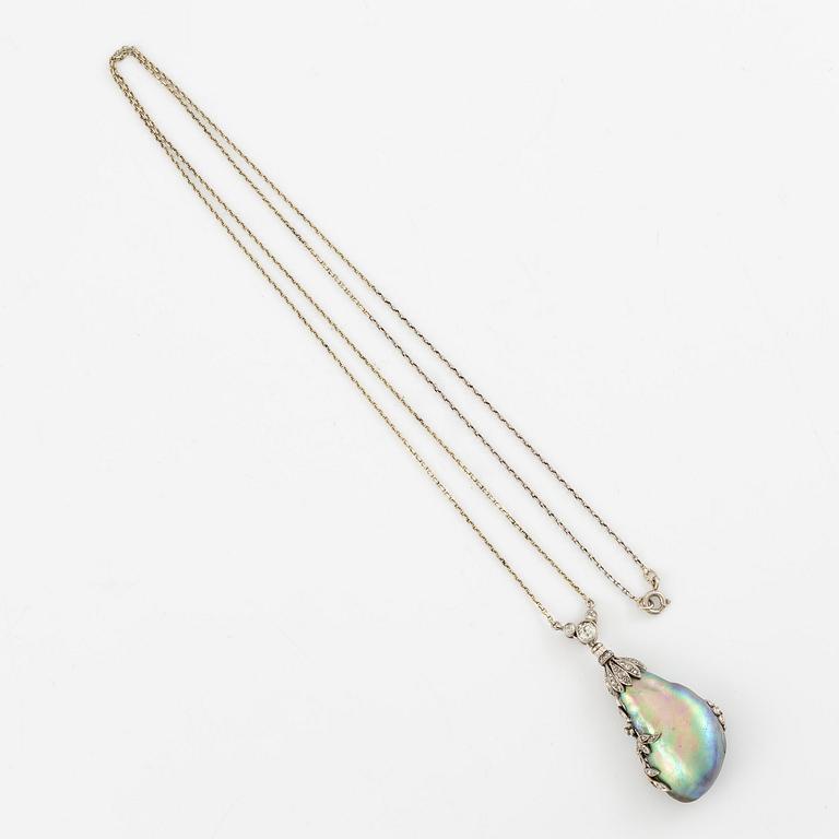 A necklace in 18K white gold with a pearl and old-cut and rose-cut diamonds, circa 1900.