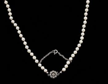 COLLIER OCH ARMBAND, 2+1 delar, odlade saltvattenspärlor med lås i silver.