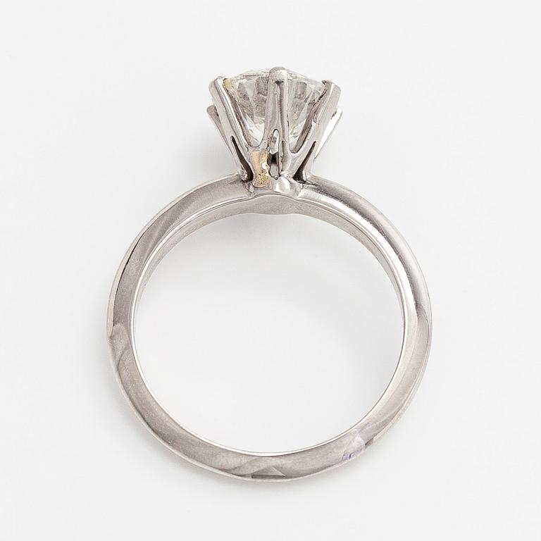 Sormus, platinaa ja briljanttihiottu timantti.