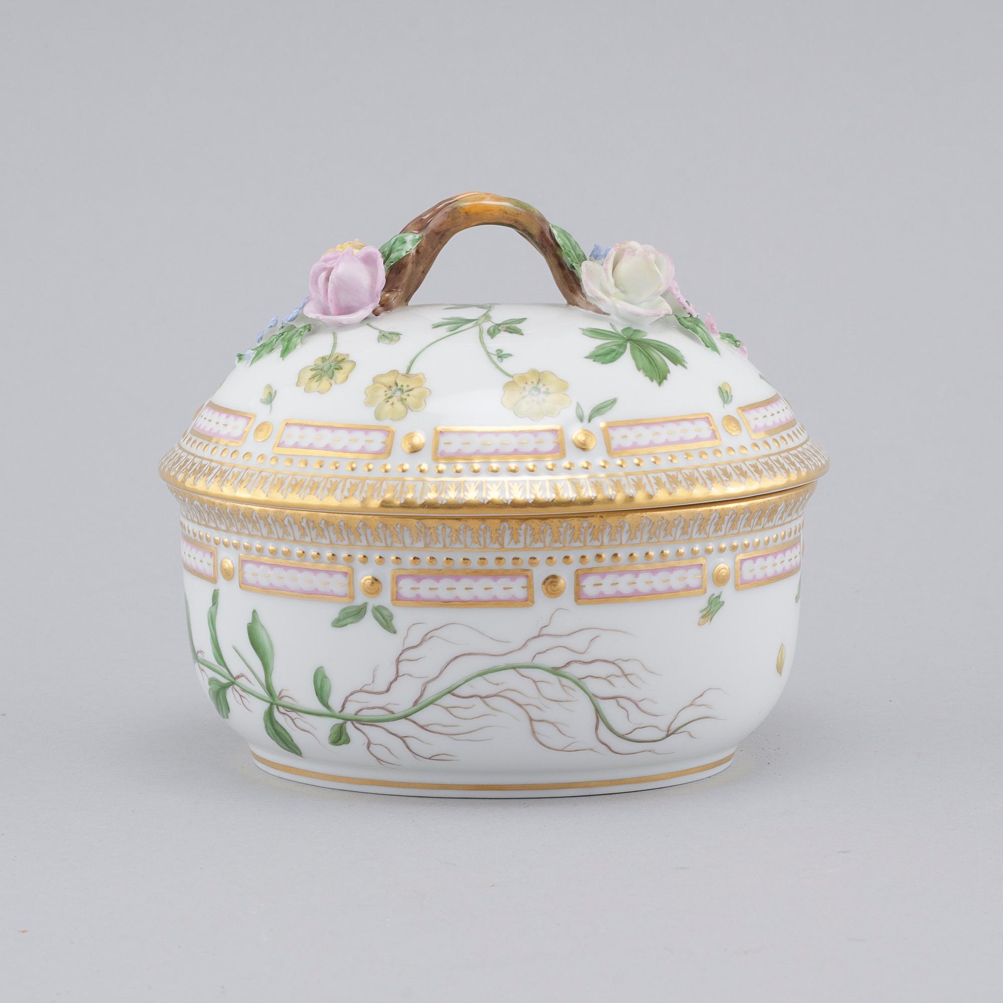 A "Flora Danica" porcelain bomboniere by Royal Copenhagen, third quarter of the 20th century.