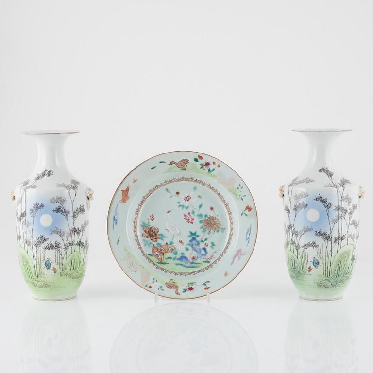 Vaser, ett par, porslin, Kina, 1900-tal samt tallrik, porslin, Kina, Qianlong (1736-95).