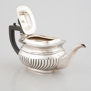 Te- och kaffeservis, 3 delar, samt sockerskål, silver, bl a E. Silver & Co, Sheffield, England 1946-47.
