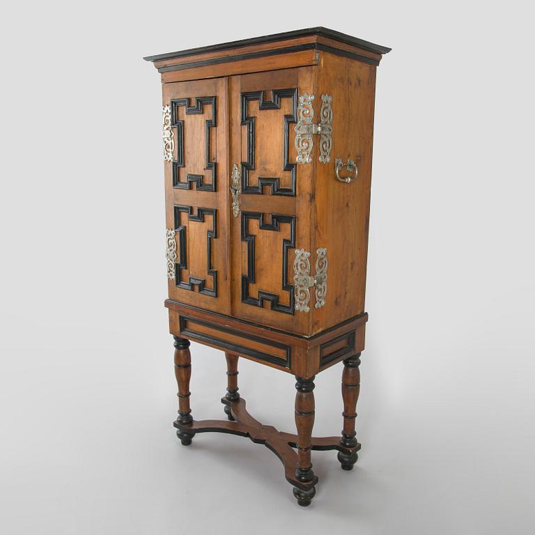 Kaappi/kabinettikaappi, barokkityyli, 1800/1900-luku.