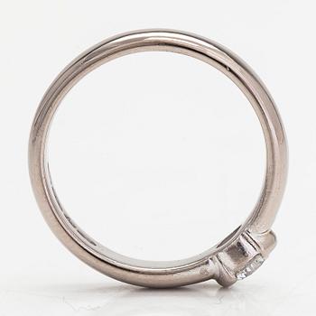 An 18K white gold ring with a brilliant-cut diamond approx. 0.40 ct. Finnish hallmarks, 2000.