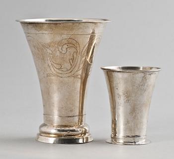 BÄGARE, 2 st, silver, A Reutz, Göteborg samt JF Grönquist, Östhammar, 1810-32. Totalvikt ca 70 gram.