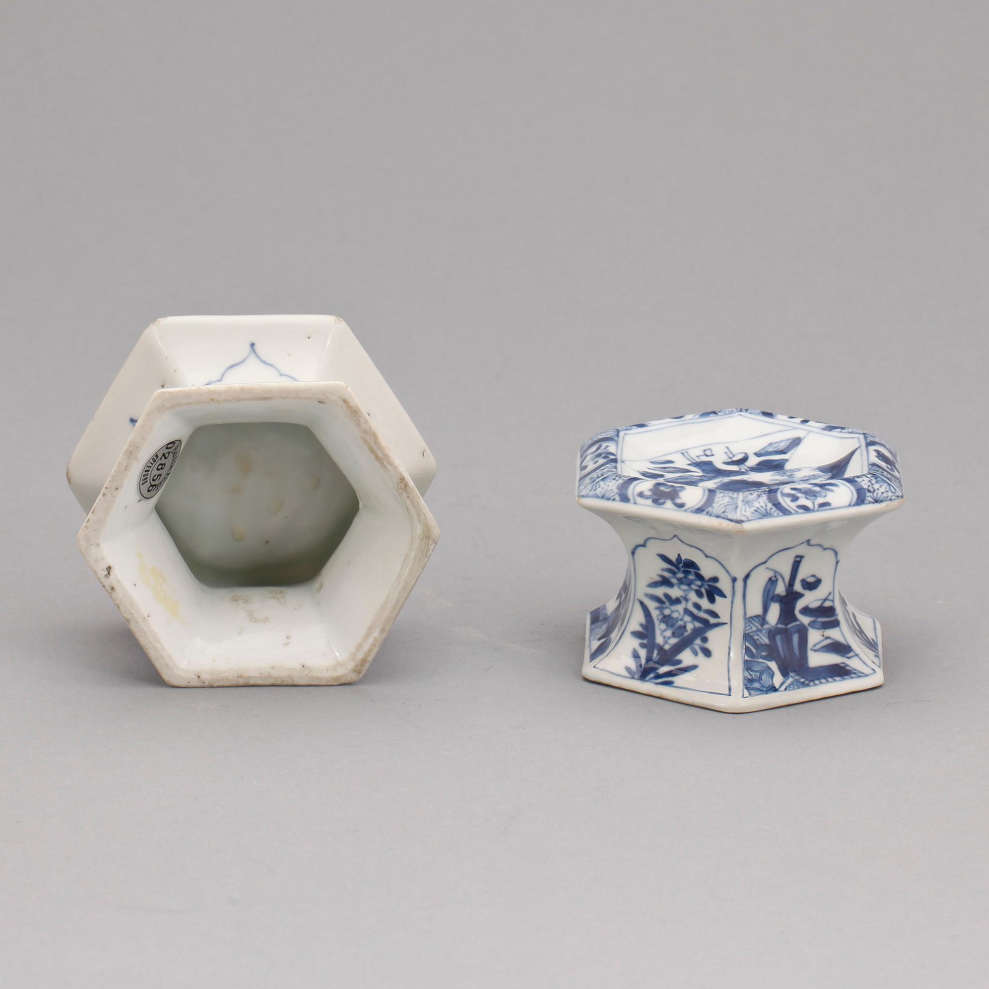 SALTKAR, ett par, porslin. Qing dynastin, Kangxi (1662-1722).