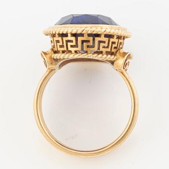 Ring, 18K gold with a synthetic stone.