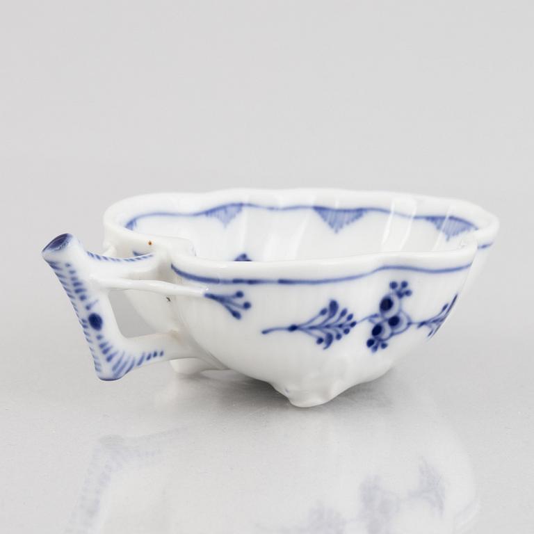 A 'Blue Fluted Plain' small porcelain dish with handle, Royal Copenhagen, model '148', 1898-1923.