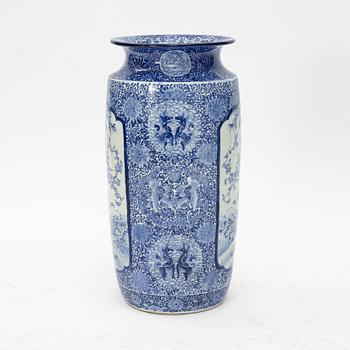 A large porcelain vase, Japan, first half of the 20th Century.
