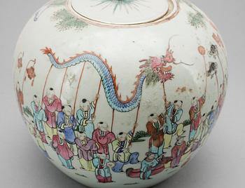 URNA MED LOCK, porslin, Kina, 1800-tal.