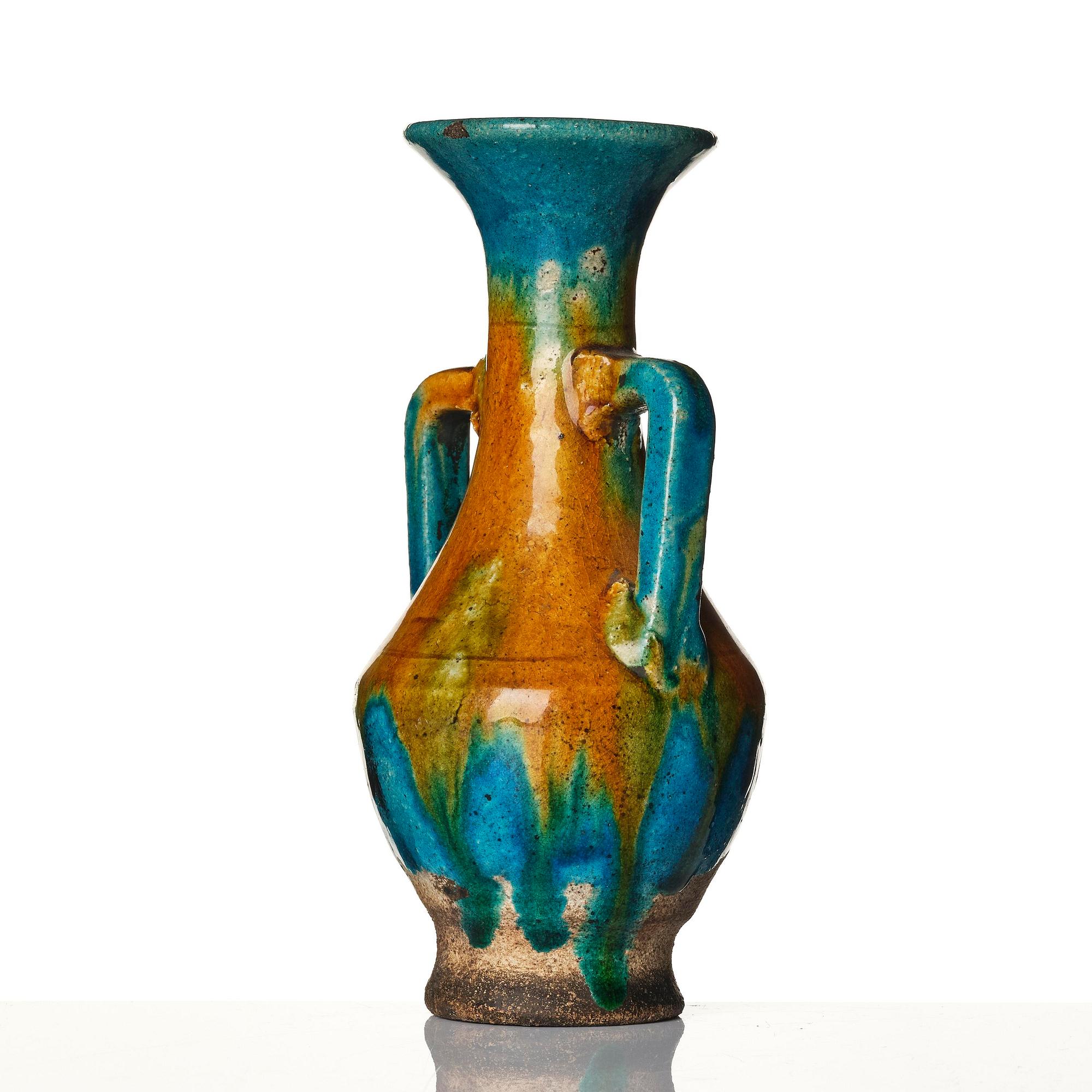 A yellow and turquoise glazed amfora vase, Ming dynasty (1368-1644).