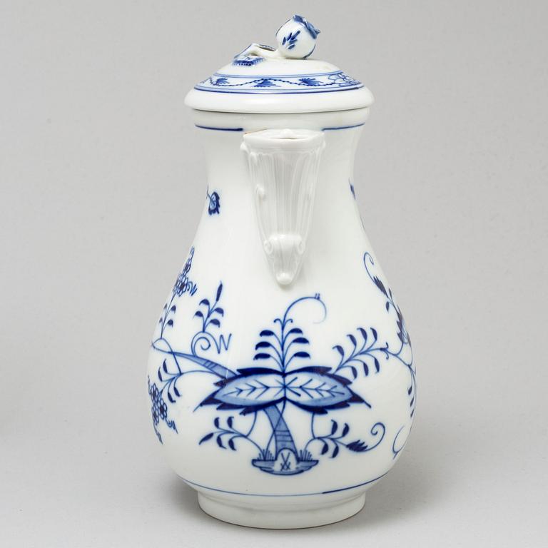 A Meissen part 'Blue Onion' coffee and dinner porcelain service, Germany, 20th century (33 pieces).