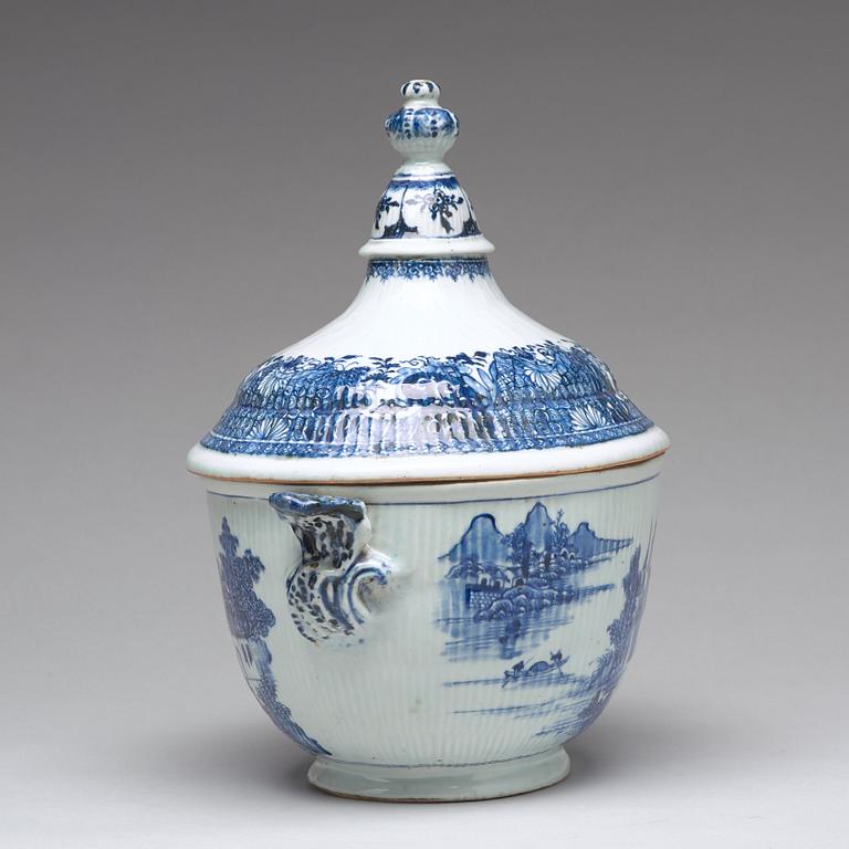 A blue and white tureen with cover, Qing dynasty, Qianlong (1736-95).