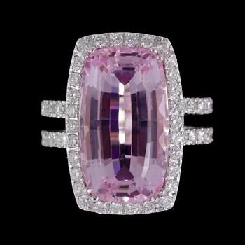 1242. A kunzite, 22 cts, and brilliant cut diamond ring, tot. 0.96 cts.