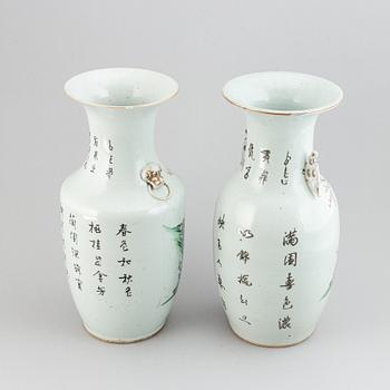 VASER, två stycken, porslin. Kina, 1900.tal.