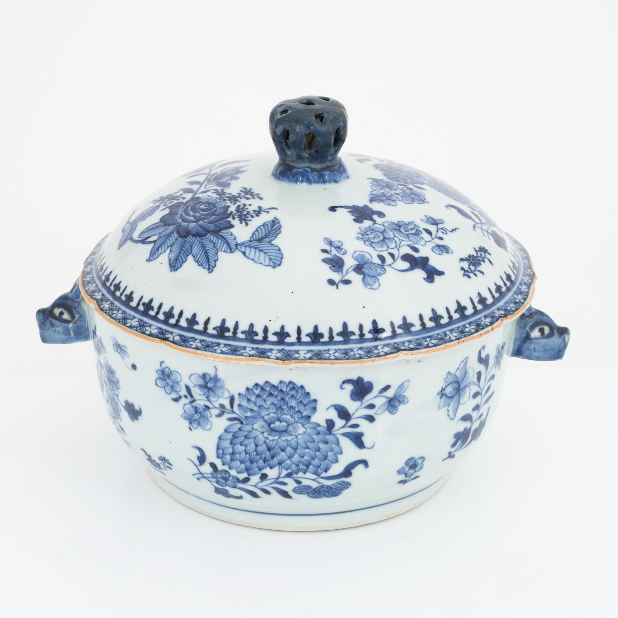 Terrin med lock, porslin, Qingdynasti, Kina, omkring 1800.