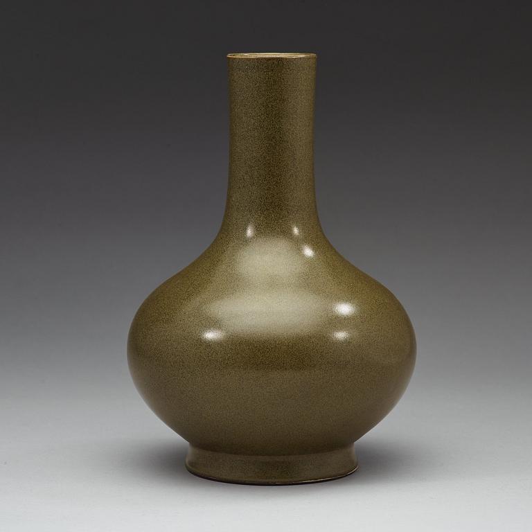 A Chinese tea dust green vase, with Qianlong seal mark.