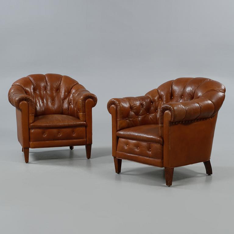 CLUBFÅTÖLJER, ett par, 1900-tal.