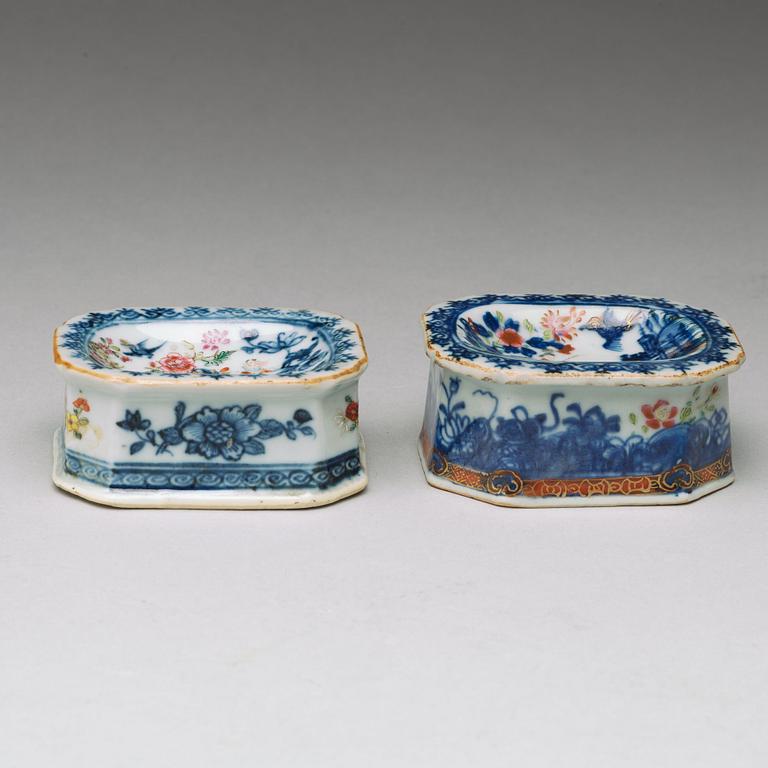 SALTKAR, två stycken, kompaniporslin. Qingdynastin, Qianlong (1736-95).