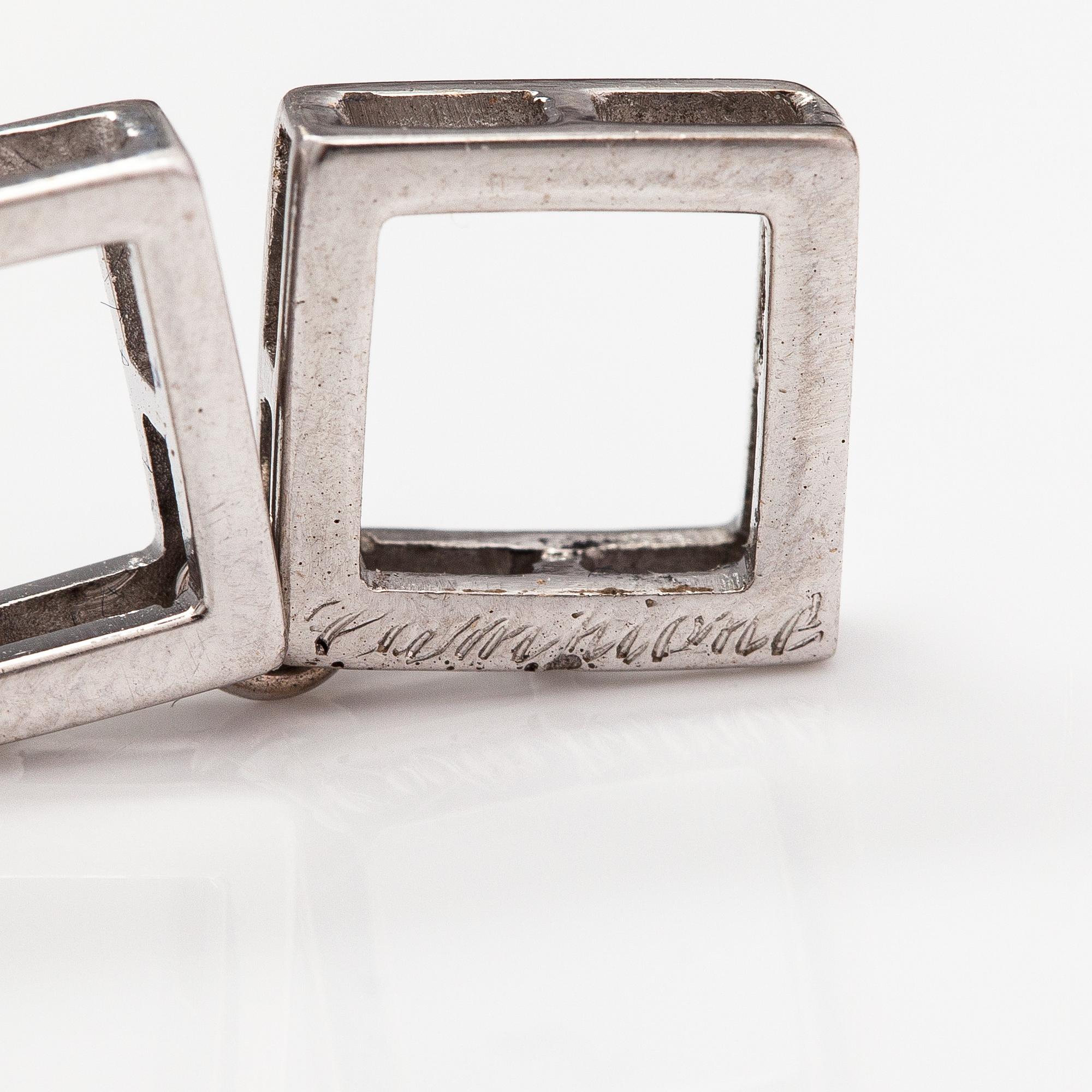 An 18K white gold bracelet with sapphires and diamonds ca. 1.00 ct in total. Italy.