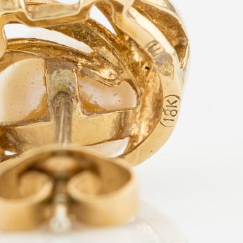 Örhängen med odlade pärlor och briljantslipade diamanter.