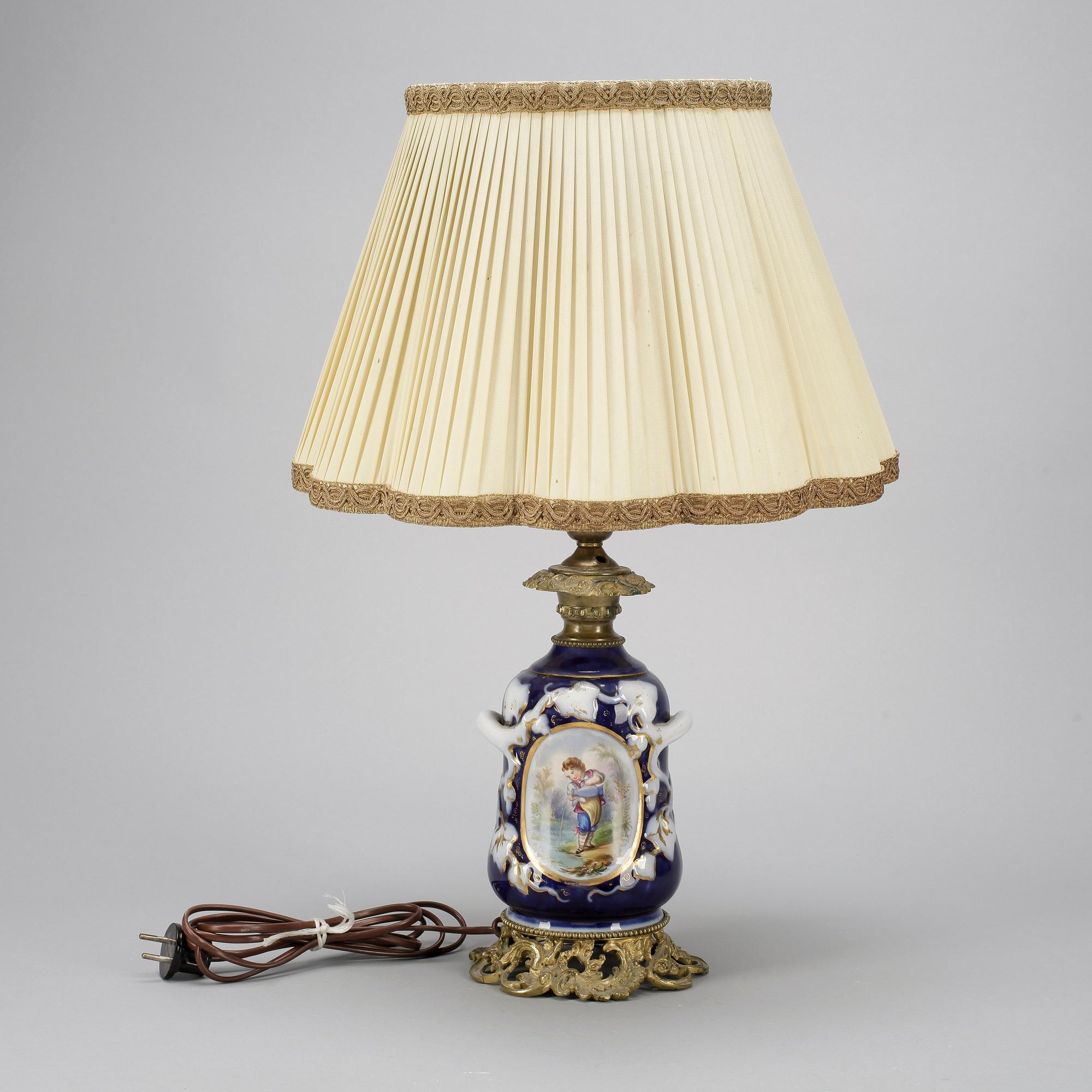 BORDSLAMPA, porslin och mässing, 1900-talets första hälft.