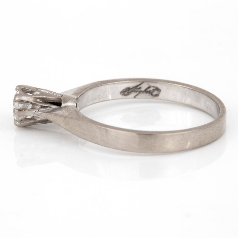 RING, 18 k vitguld, 0,4 ct enl gravyr.